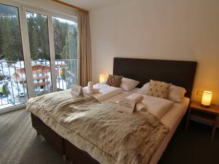 04. Catered chalet Gabl Sankt Anton Slaapkamer met balkon