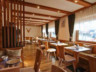 04. Catered chalet Neidia Selva Wolkenstein Ontbijtzaal