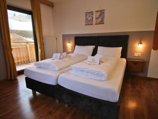 08. Catered chalet Raterhof Fiss Slaapkamer