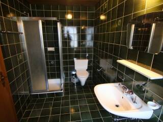 11. Catered chalet Finkenberg Demlhof Badkamer