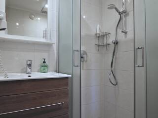 16. Catered chalet Alpensport Saalbach Hinterglemm Badkamer drie personen