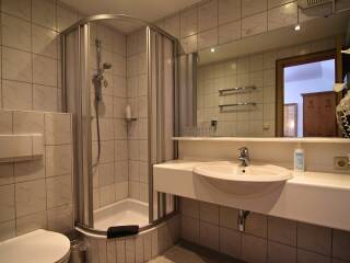 19. Catered chalet Tirolerhof Serfaus Badkamer