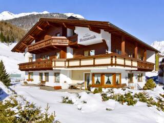 1. Catered chalet Romatik Soelden Aanzicht groepsaccommodatie 1