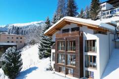 01. Catered chalet Gabl Sankt Anton Aanzicht met sneeuw